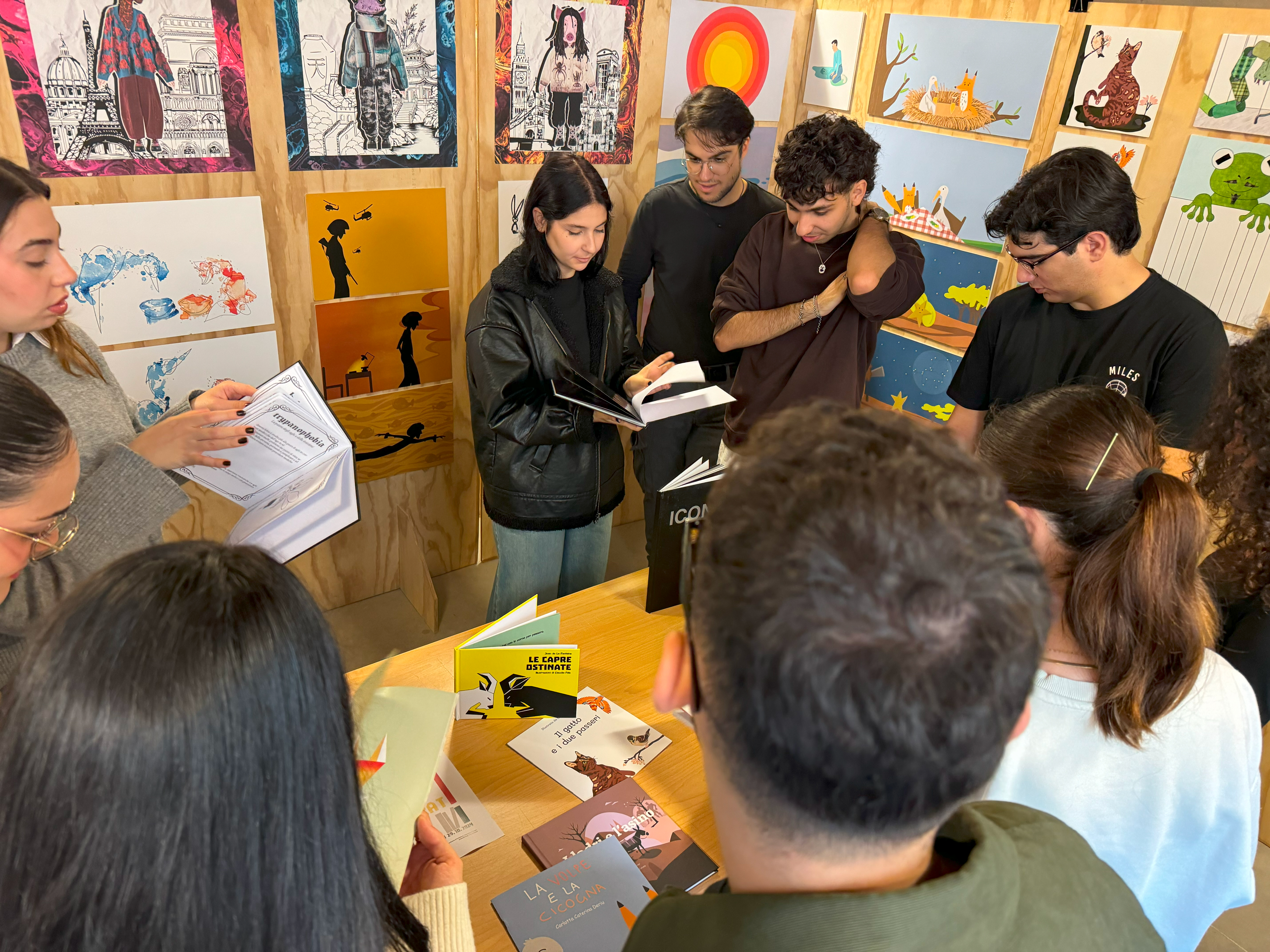 Foto di studenti che leggono un libro