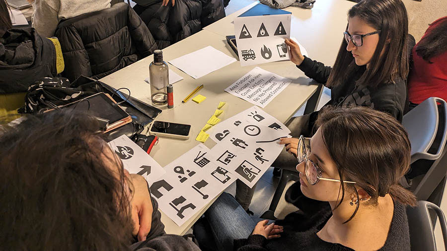 Attività di orientamento con studenti e fogli con pittogrammi