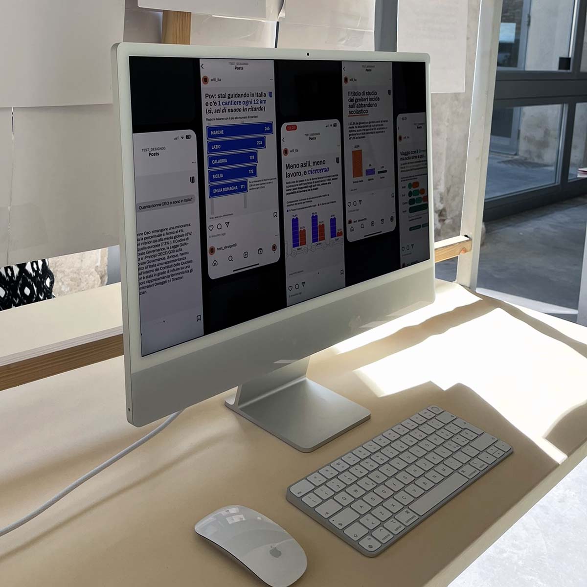 Foto con computer desktop, tastiera e mouse