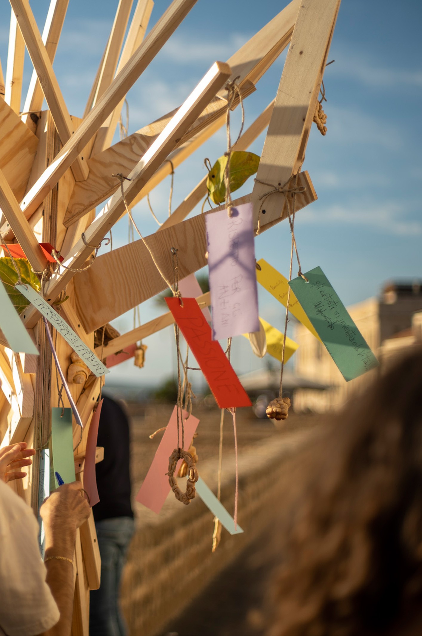 Albero del patrimonio. Un oggetto giocoso pensato per avvicinare le persone al tema del patrimonio. Foto crediti: Laboratorio animazionedesign, 2023.