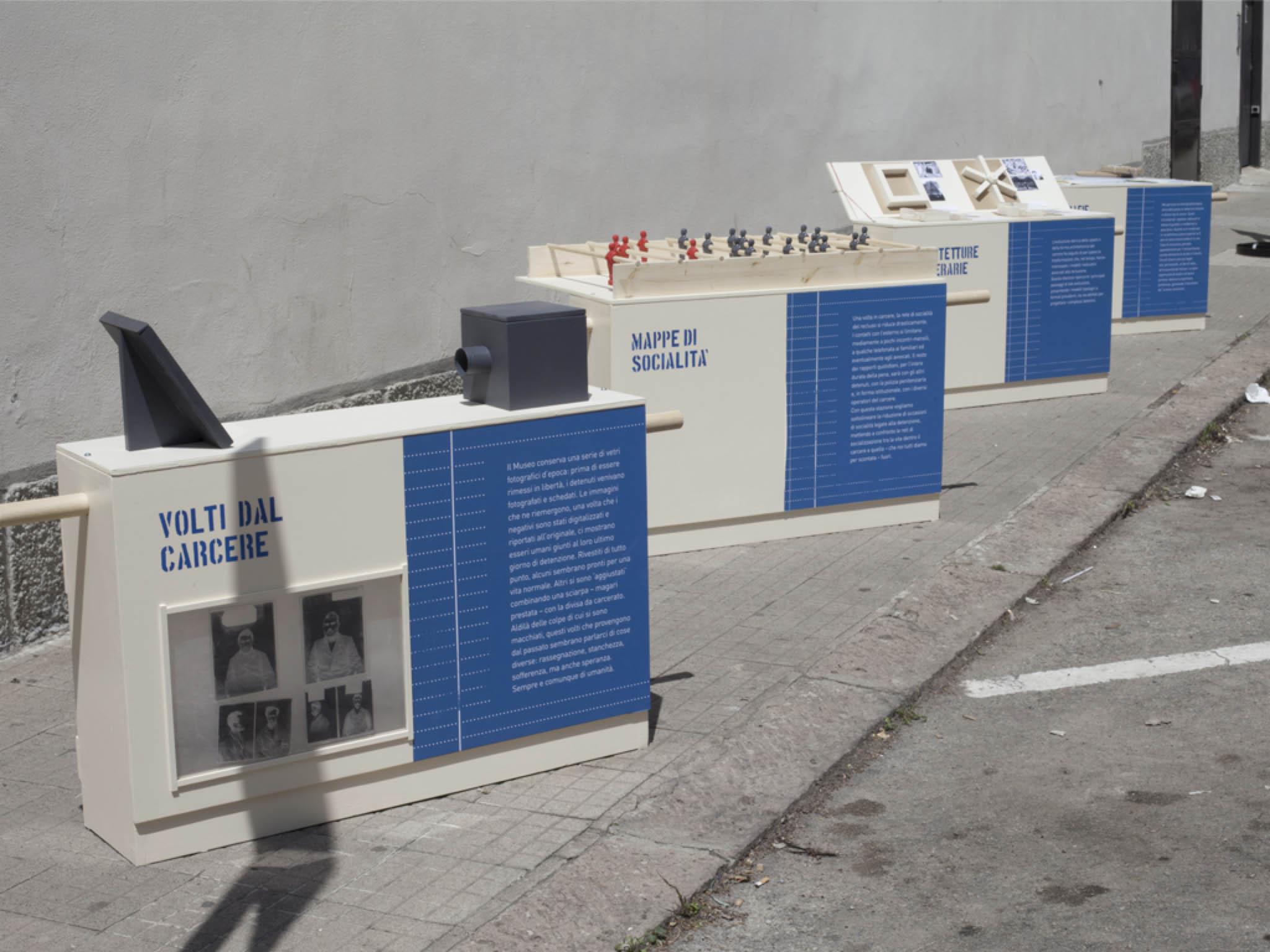 Museo da marciapiede: Le stazioni espositive in posizione di fronte al Carcere di Alghero durante l’edizione 2018 di Monumenti Aperti