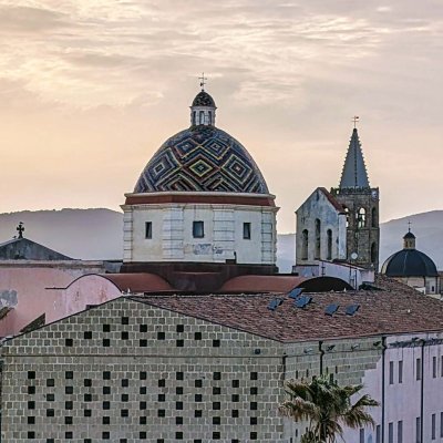vista del centro storico di Alghero con cupola di San Michele