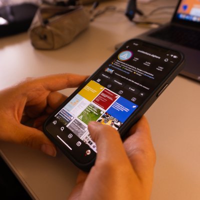 Foto di una studentessa che naviga nella pagina Instagram del DADU
