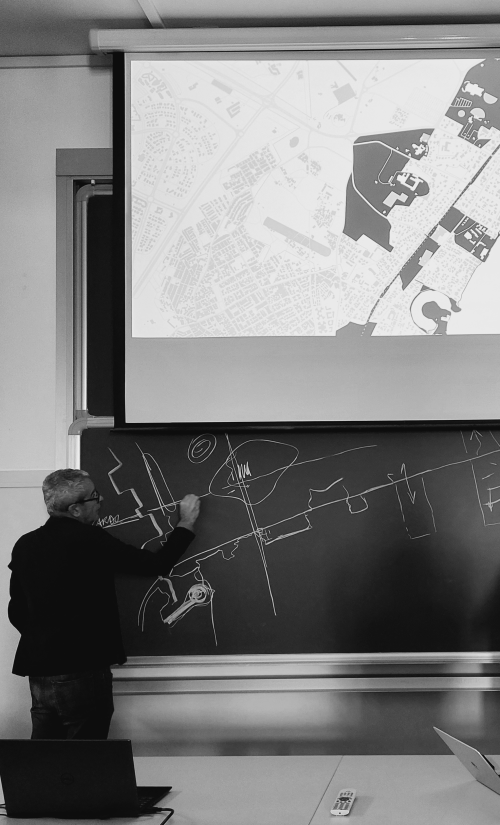 Foto del Prof. Sanna che disegna alla lavagna durante una lezione