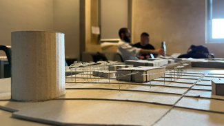 Studenti con un modello