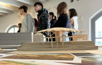Modelli di architettura con studenti nello sfondo